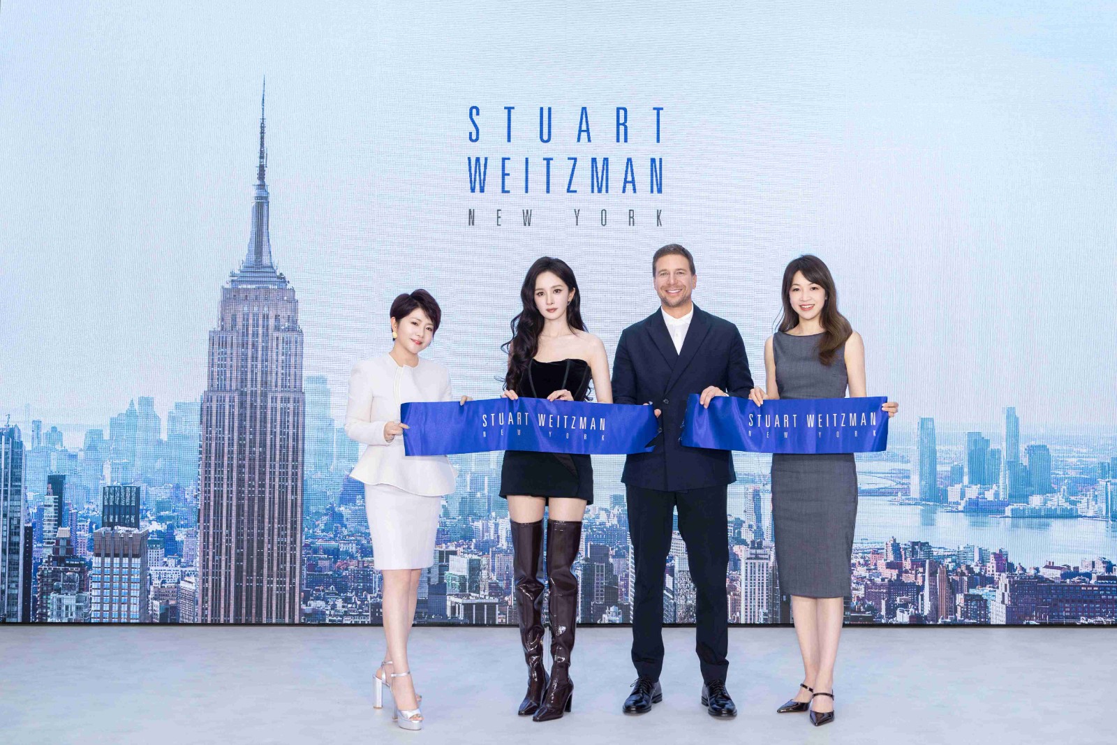 1790755600621752.jpg 传奇庆典剪彩仪式合影_副本.jpg